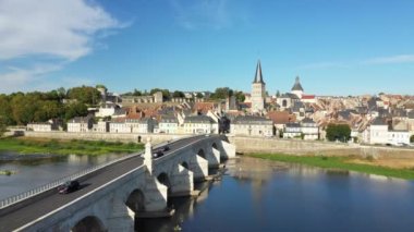 Ortaçağ Loire mpont de la Charite sur Loire 'ı Avrupa, Fransa, Burgundy, Nievre' de güneşli bir günde.
