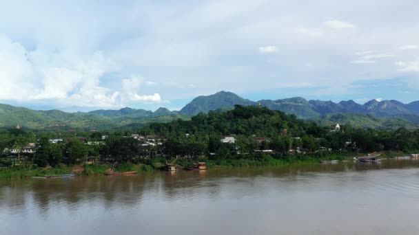 アジアのメコン川による美しいユネスコの町ルアンパバーン 晴れた日に夏のラオス — ストック動画