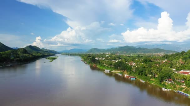 Rzeka Mekong Środku Zielonej Wsi Azji Laosie Luang Prabang Lecie — Wideo stockowe