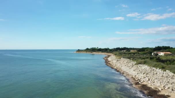 ヨーロッパ フランス ニューアキテーヌ シャンテ海 ロシェル 晴れた日の夏のイル レの小石の堤防 — ストック動画