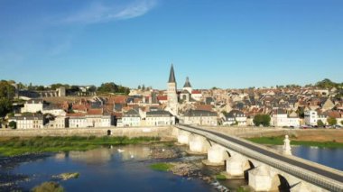 Avrupa, Fransa, Burgundy, Nievre 'de Charite sur Loire' a giden ortaçağ taş köprüsü güneşli bir günde.