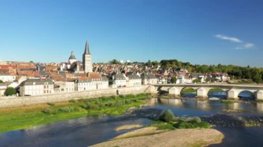 Charite sur Loire köprüsü ve yazın güneşli bir günde Fransa, Fransa, Burgundy, Nievre 'deki Loire tepesinde bir kum tepesi..