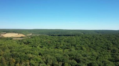 Calvi şehri ve ortaçağ kalesi dağların eteklerinde, Avrupa 'da, Fransa' da, Korsika 'da, Akdeniz kıyısında, yazın, güneşli bir günde.