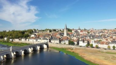 Ortaçağ Charite sur Loire Kilisesi. Avrupa, Fransa, Burgundy, Nievre 'de. Yazın, güneşli bir günde..