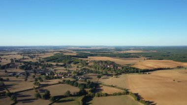 Kırların ortasında çalılar ve güneşli bir günde Avrupa, Fransa, Burgundy, Nievre 'de bir köy..