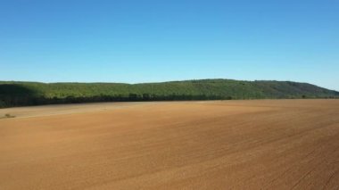 Turkuaz deniz kıyısı ve yeşil kırsal, Avrupa 'da, Fransa' da, Korsika 'da, Calvi' ye doğru, Akdeniz kıyısında, yazın, güneşli bir günde.