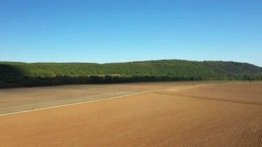 Yazın, güneşli bir günde, Fransa, Fransa, Burgundy ve Nievre 'nin kırsal kesimlerindeki tarlaların ve ormanların ortasında bir yol..