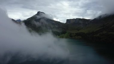 Bulutlar Roselend Gölü 'nü kaplar Avrupa, Fransa, Alpler, Savoie, kışın, bulutlu bir günde.
