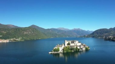 Isola San Giulio adası, Orta Gölü, Avrupa, İtalya, Piedmont, yaz mevsiminde güneşli bir günde.