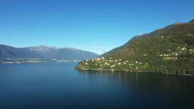 Avrupa 'daki Maggiore Gölü etrafındaki dağlar, İtalya, Lombardy ve Piedmont yazın güneşli bir günde.