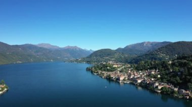 Ortadoğu 'da Isola San Giulio adasına doğru Avrupa, İtalya, Piedmont' ta Orta Gölü 'nde, güneşli bir günde..
