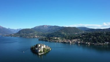 Orta İtalya 'da Orta Gölü' ndeki Isola San Giulio adasına bakan şehir, güneşli bir yaz gününde.