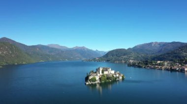 Isola San Giulio adasının Avrupa, İtalya ve Piedmont 'taki Orta Gölü' ndeki panoramik manzarası güneşli bir günde.