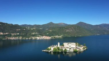 Isola San Giulio adası, yazın güneşli bir günde Avrupa, İtalya ve Piedmont 'ta Orta Göl' de Pella 'nın karşısına çıkar..