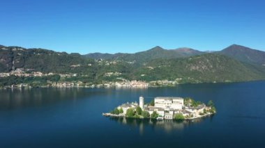 Avrupa, İtalya ve Piedmont 'taki Orta Gölü' ndeki görkemli Isola San Giulio adası, güneşli bir günde yaz mevsimi..