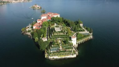 Yazın güneşli bir günde Avrupa, İtalya, Maggiore Gölü, Lombardy ve Piedmont 'taki Isola Bella Adası' nın bahçeleri.