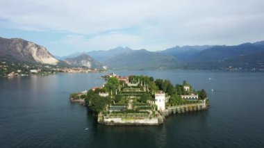 Isola Bella adası, güneşli bir günde Avrupa, İtalya, Maggiore Gölü, Lombardy ve Piedmont 'ta yeşil dağların hakimiyetinde..