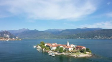 Isola della Malghera adasından Avrupa, İtalya, Lombardy ve Piedmont 'ta Maggiore Gölü' ne giden bir tekne, güneşli bir günde kalkar..