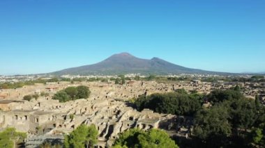 Pompei 'nin Avrupa, İtalya ve Campania' daki Vesuvius 'un önündeki panoramik manzarası güneşli bir günde.