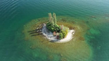 Isola della Malghera adası yazın güneşli bir günde Avrupa, İtalya, Maggiore Gölü, Lombardy ve Piedmont 'ta görüldü..