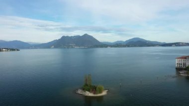 Isola della Malghera adası Avrupa, İtalya, Maggiore Gölü, Lombardy ve Piedmont 'ta güneşli bir günde yaz mevsiminde.