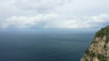 Vezüv Dağı, Avrupa 'da, İtalya' da, Campania 'da Amalfi' ye doğru yazın bulutlu bir günde.