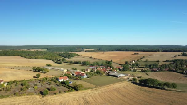 Sebuah Desa Tradisional Pedesaan Hijau Dengan Ladang Setelah Panen Eropa — Stok Video