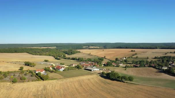 夏は晴れた日にヨーロッパ フランス ブルゴーニュ ニーヴルの田舎の農場と村 — ストック動画