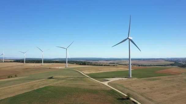 Campo Turbine Eoliche Mezzo Alla Campagna Dopo Vendemmia Europa Francia — Video Stock