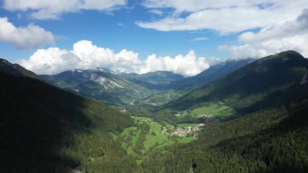阳光灿烂的一天 阿尔卑斯山 伊斯雷的查特鲁兹大峡谷 — 图库视频影像
