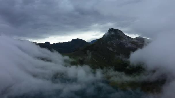 Montanhas Escondidas Por Nuvens Acima Lago Roselend Europa França Alpes — Vídeo de Stock