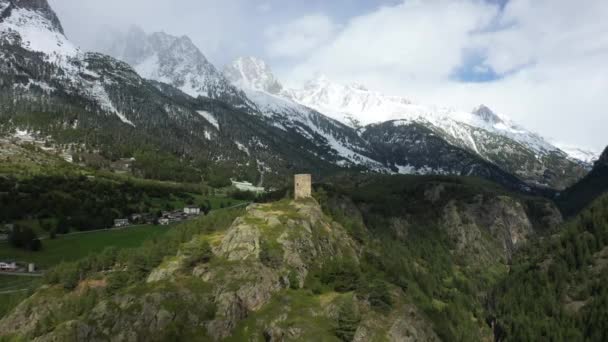Uma Torre Meio Das Montanhas Dos Alpes Europa Itália Vale — Vídeo de Stock