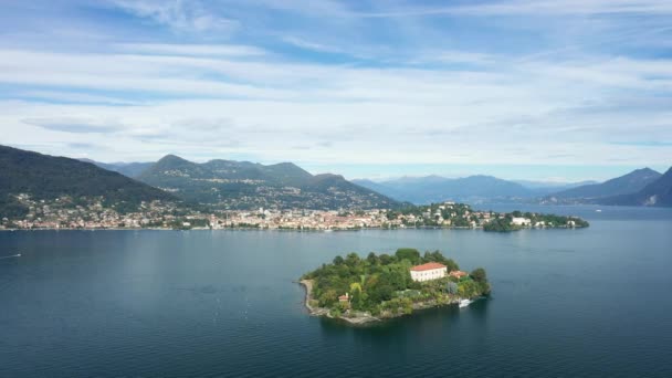 阳光灿烂的一天 在欧洲 意大利 伦巴第和皮埃蒙特的马焦雷湖畔面对着凡尔巴诺的岛上 — 图库视频影像