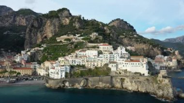 Yazın güneşli bir günde Avrupa, İtalya ve Campania 'daki Tyrrhenian Denizi kıyısındaki Amalfi kasabası..