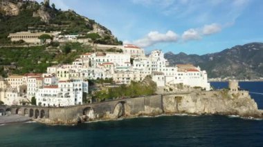 Amalfi 'nin Avrupa, İtalya ve Campania' daki Tyrhenian Denizi kıyısındaki kayalıkları ve konutları güneşli bir günde yazın.