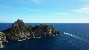 Güneşli bir günde, Avrupa, İtalya ve Campania 'da Tyrhenian Denizi kıyısındaki dik bir uçuruma yaklaşan bir tekne..