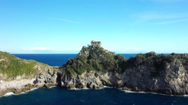 Yazın güneşli bir günde, Avrupa, İtalya ve Campania 'da Tyrhenian Denizi kıyısında kayalar ve ortaçağ kulesi.
