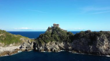 Yazın, güneşli bir günde, Avrupa, İtalya ve Campania 'daki Tyrhenian Denizi kıyısındaki kayalarının üzerinde bir kule..