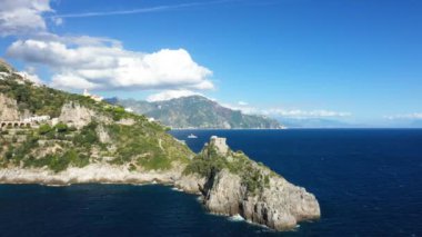 Yazın, güneşli bir günde, Avrupa 'da, İtalya' da, Campania 'da, Tyrhenian Denizi kıyısında kurak ve yeşil kırsal bir bölgede bir kule..