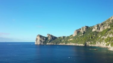 Yazın güneşli bir günde, İtalya, İtalya ve Campania 'da, Tyrhenian Denizi' ndeki Marina del Cantone çevresindeki kırsal.