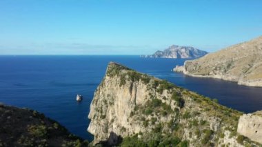 Yazın güneşli bir günde Avrupa, İtalya ve Campania 'daki Tyrhenian Denizi kıyısında Marina del Cantone' a doğru bir kaya..