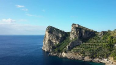 Yazın güneşli bir günde, Avrupa, İtalya ve Campania 'daki Tyrhenian Denizi' ndeki Marina del Cantone 'a doğru yeşil bitki örtüsü.