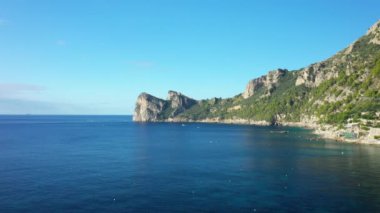 Yazın güneşli bir günde, Avrupa, İtalya ve Campania 'da, Tyrhenian Denizi kıyısında Marina del Cantone.