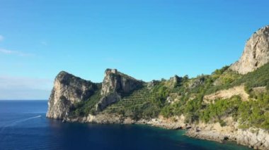 Yazın güneşli bir günde, İtalya, İtalya ve Campania 'daki Tyrhenian Denizi kıyısında Marina del Cantone kırsalında..