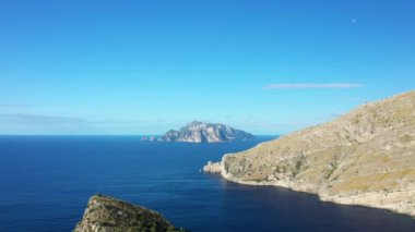Yazın güneşli bir günde, Avrupa, İtalya ve Campania 'daki Tyrhenian Denizi üzerindeki Marina del Cantone çevresindeki kurak kırsal bölge..