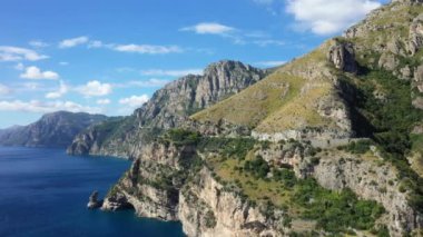 Yazın güneşli bir günde, Avrupa, İtalya ve Campania 'daki Tyrhenian Denizi' ndeki Positano 'ya doğru kayalık evler.