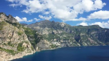 Positano 'nun Avrupa, İtalya ve Campania' daki Tyrhenian Denizi 'ndeki panoramik manzarası güneşli bir günde.