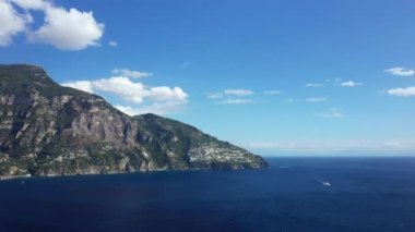 Yazın güneşli bir günde, Avrupa 'da, İtalya' da, Campania 'da, Tyrhenian Denizi kıyısında, kırsalın ortasındaki Positano kasabasının uzak ucunda..
