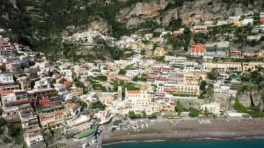 Positano şehir merkezindeki plaj. Avrupa 'da, İtalya' da, Campania 'da Tyrhenian Denizi kıyısında, güneşli bir günde..