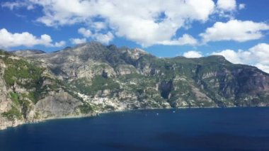 Yazın güneşli bir günde, Avrupa, İtalya ve Campania 'da, Tyrhenian Denizi' nin kıyısındaki dağların ardında saklanan küçük Positano kasabası..